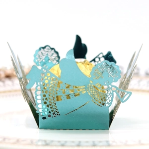 Détail de boîte à bonbons découpée au laser motif ange en papier perlé bleu cyan