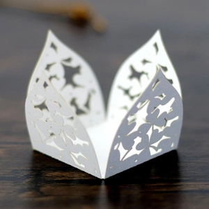 Nahaufnahme der weißen Laser-Clover-Süßigkeitenbox mit feinen Blumen- und Schmetterlingsmustern