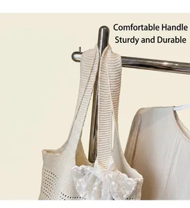 Détail d'un sac cabas en maille beige ajouré avec un nœud délicat en dentelle blanche
