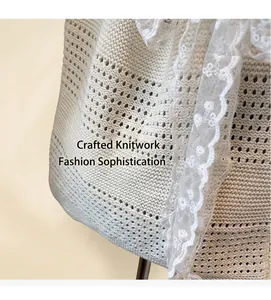 Gros plan détaillé de la texture tissée ajourée avec dentelle et broderies florales