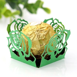 Boîte à chocolat détaillée en papier vert découpé au laser avec motifs de roses évidés