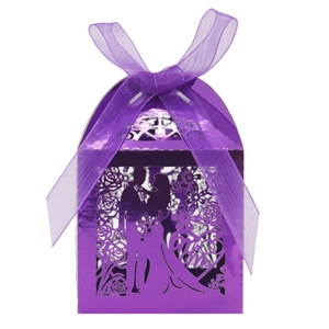 Dettaglio scatola bomboniera viola tagliata al laser con motivo Mr & Mrs e nastro lilla