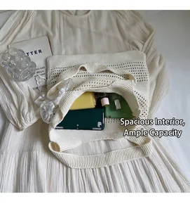 Grand sac cabas blanc au crochet avec nœud en dentelle contenant tablette et cosmétiques