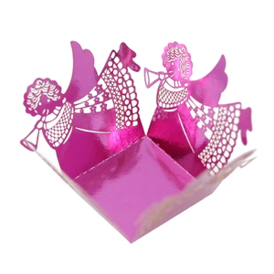 Caissette en papier découpé au laser rose avec motif ange décoratif et dentelle