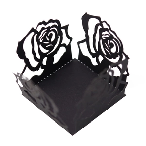 Vue détaillée d'une boîte cadeau noire découpée au laser avec motifs de roses fins