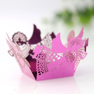 Macro de caissette à cupcake rose découpée au laser avec motif ange élégant évidé