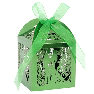 Dettaglio scatola nuziale verde metallizzato tagliata al laser con motivo Mr & Mrs e fiocco