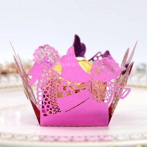 Vue détaillée d'une boîte à bonbons ange magenta avec un chocolat doré à l'intérieur
