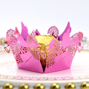 Caissette en papier découpé au laser avec ailes d'ange pour décoration de bonbons