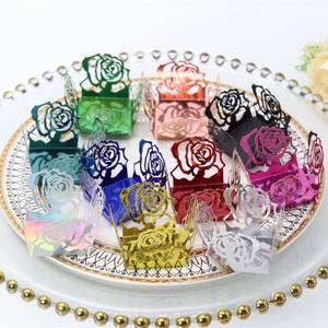 Détail macro de motifs de roses découpés au laser sur des boîtes à bonbons métallisées
