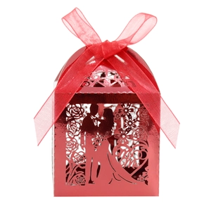 Scatola per confetti rossa tagliata al laser con sposi e nastro di organza