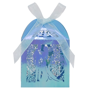 Dettaglio macro scatola di confetti laser con design iridescente Mr & Mrs sposi