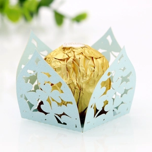 Laserschnitt Hellblau Gastgeschenkbox mit Schmetterlings und Blumenmuster für Hochzeit