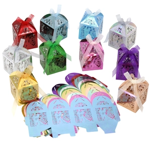 Scatola porta confetti matrimonio tagliata al laser con silhouette sposi e nastro