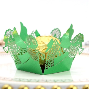 Détail macro du moule à cupcake vert menthe découpé au laser avec motifs ange et sapin