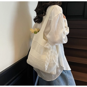 Gros plan détaillé du sac cabas au crochet blanc avec nœud en dentelle et maille ajourée