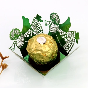 Détail de la boîte à bonbons vert métallisé découpée au laser avec design d'ange pour chocolat