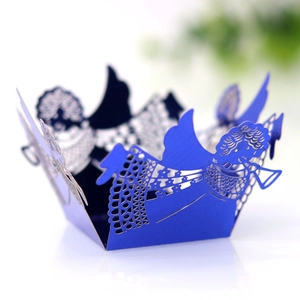 Détail de la boîte à bonbons ange bleu roi découpée au laser avec motifs de dentelle fins