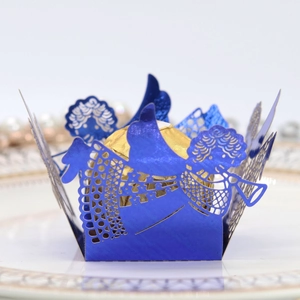 Détail d'une boîte à bonbons bleu roi découpée au laser avec motif d'ange pour fêtes