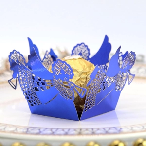 Détail du support à bonbons en papier bleu métallisé découpé au laser avec ange creux