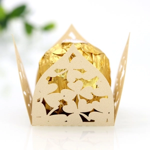 Makroaufnahme einer lasergeschnittenen Geschenkbox aus beigem Perlmuttpapier für Hochzeiten