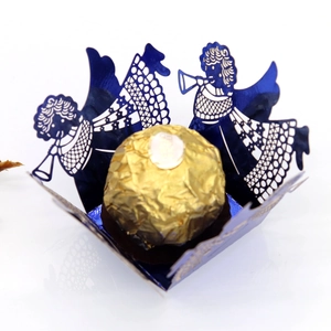 Détail de la boîte à bonbons ange découpée au laser bleu foncé avec texture métallique