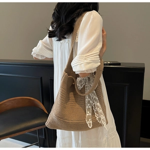 Vue détaillée du sac à bandoulière en tricot kaki avec nœud en dentelle et texture ajourée