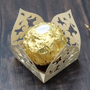 Nahaufnahme der lasergeschnittenen Kleeblatt-Zuckerschachtel mit einer Goldkugel