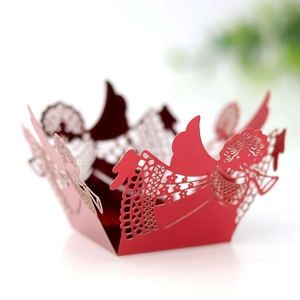 Détail de la boîte à bonbons rouge découpée au laser avec des motifs d'anges festifs