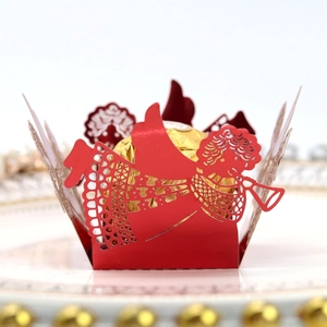 Détail de l'emballage chocolat ange rouge découpé au laser avec truffe en papier doré