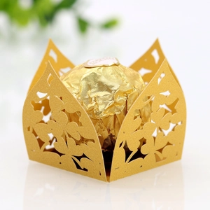 Makroaufnahme goldene Laser-Schnitt-Süßigkeitenbox mit floralem Muster für Hochzeiten