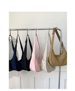 Cinq sacs demi-lune en nylon de couleurs assorties suspendus à un support en métal argenté