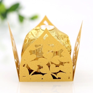 Detail der lasergeschnittenen Kleeblattform auf goldener Bonbonschachtel für Hochzeiten