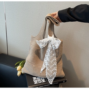 Détail du sac cabas au crochet beige orné d'un élégant nœud en dentelle blanche