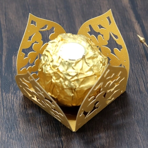 Detail der lasergeschnittenen Kleeblatt-Zuckerbox mit goldenem Hohlmuster für Hochzeiten