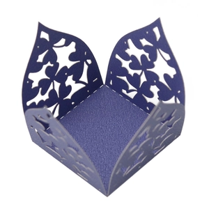Nahaufnahme der dunkelblauen Laser-Cut-Muster mit Blumen und Schmetterlingen auf der Box