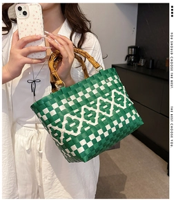 Détail du sac tressé à damier vert et blanc avec poignées en bambou de style vintage