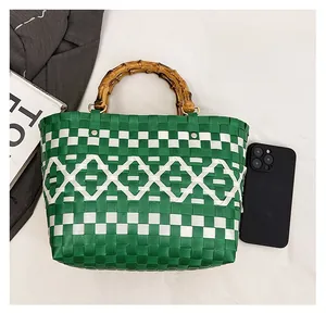 Grand sac cabas tressé vert avec poignées en bambou et comparaison de taille mobile