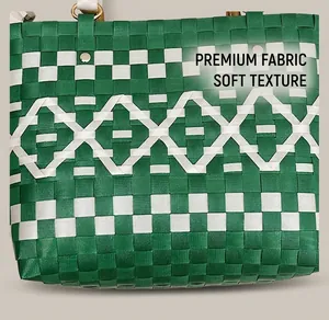 Détail du sac seau tressé vert et blanc montrant les rivets et la texture des fibres