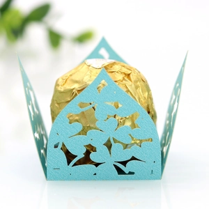 Detailansicht der lasergeschnittenen Kleeblatt-Zuckerbox in Himmelblau mit Blumenmuster