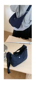 Détail du sac bandoulière croissant en nylon bleu marine avec sangle réglable et zip