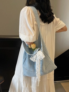 Sac fourre-tout ajouré bleu clair avec nœud en dentelle et design d'été tissé élégant