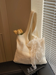 Sac à bandoulière en tricot crème avec nœud en dentelle pour la plage et l'été chic