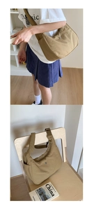 Détails du sac demi-lune en nylon kaki avec bandoulière réglable et poche latérale