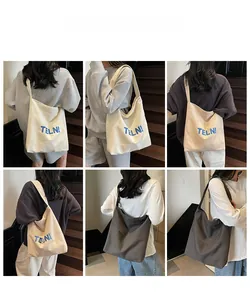 Vedute dettagliate della grande borsa tote in tela che mostrano due colori su una modella