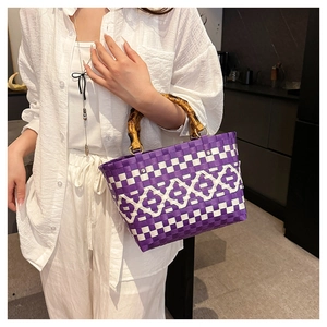 Détail du sac cabas tressé à damier violet fait main avec poignées en bambou