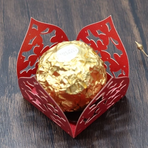 Detail der roten Laser-Cut Kleeblatt-Bonbonschachtel mit aufwendigem Spitzenmuster Dekor