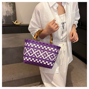Détail du sac seau damier tissé à la main avec poignées en bambou naturel
