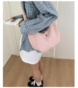 Sac à bandoulière rose en nylon en forme de croissant avec bouton métallique