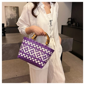 Détail latéral du sac cabas tissé à carreaux violets avec poignée en bambou naturel